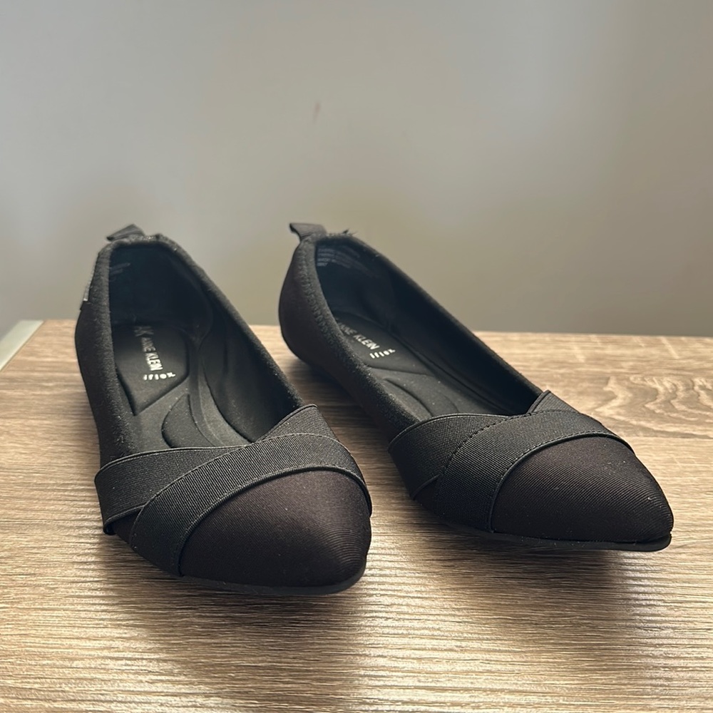 Anne Klein Black Pointed flats Size 7